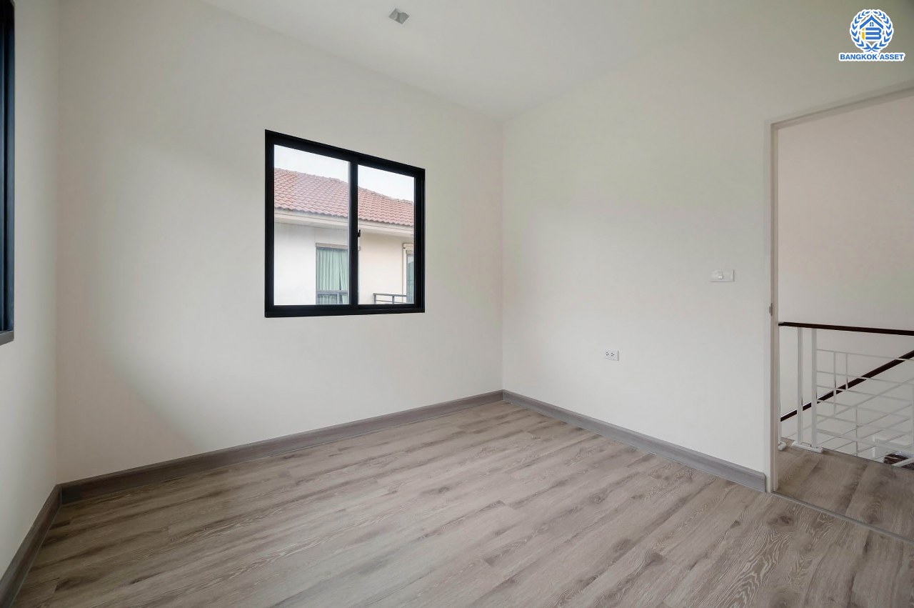 บ้านมือสองตกแต่งใหม่ โครงการ สราญสิริ ติวานนท์-แจ้งวัฒนะ1 เนื้อที่ 50.8 ตร.ว. ดีไซน์ตอบทุกไลฟ์สไตล์ ฟังก์ชัน 3 ห้องนอน 2 ห้องน้ำ จอดรถได้ 2 คัน Living กว้างขวาง บนทำเลติดถนนใหญ่ เชื่อมต่อทุกเส้นทาง ใกล้จุดขึ้นทางด่วน "ศรีสมาน"